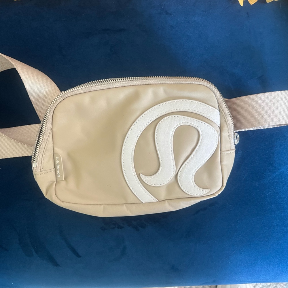 lululemon athletica 1L Beige Belt Bag w/logo